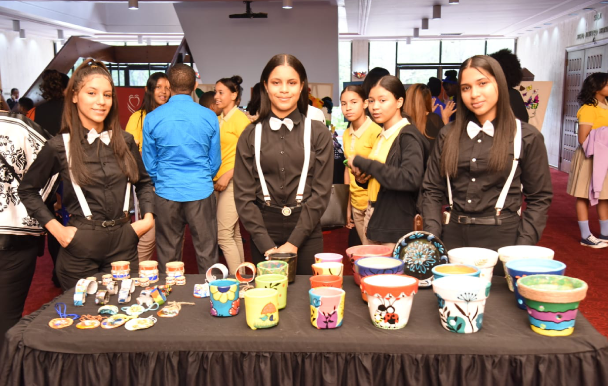  imagen Estudiantes de cuarto, quinto, y sexto de secundaria hacen presentaciones art&iacute;sticas auspiciada por la Direcci&oacute;n de Modalidad en Artes del MINERD. 