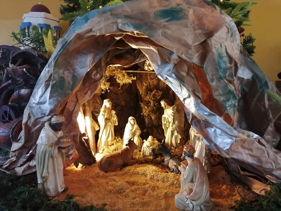  imagen Entrada frontal de escuela adornada durante el concurso Embellece tu Escuela En Navidad. 