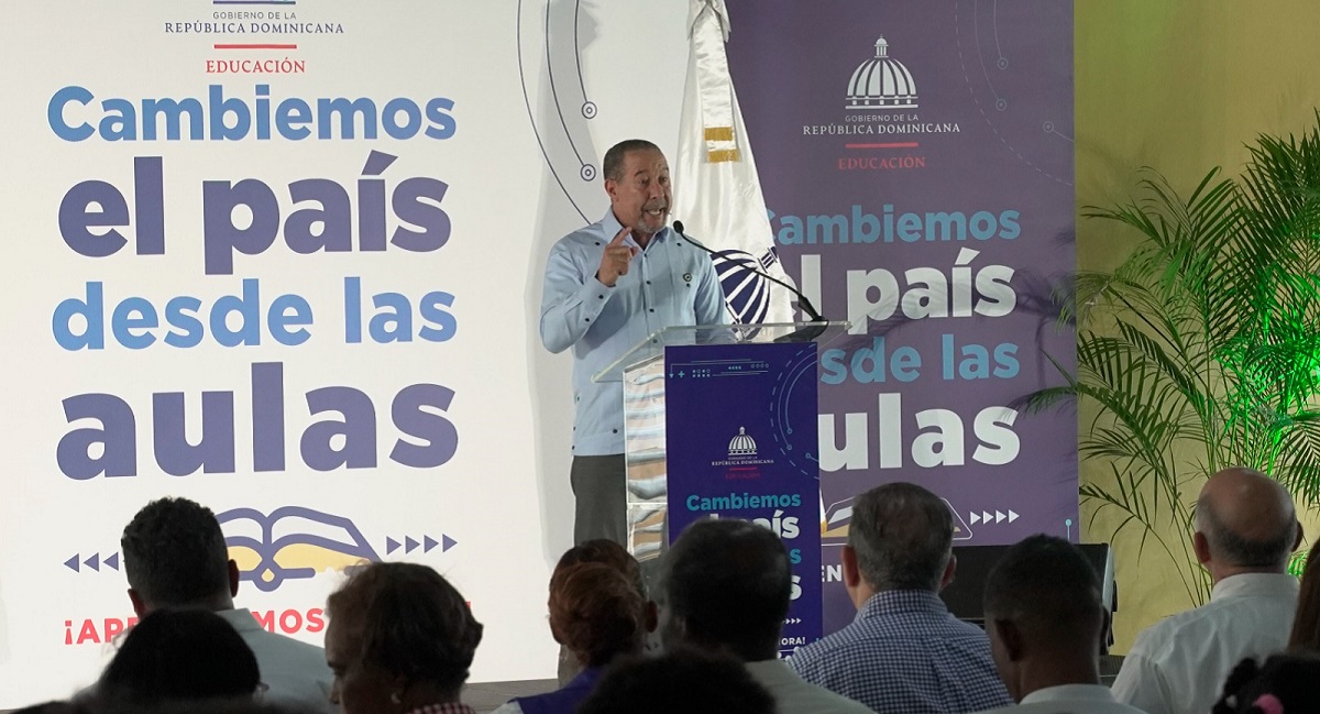  imagen presidente Luis Abinader, junto a Oscar Amargos, viceministro de Supervisi&oacute;n y Control de la Calidad en Inauguraci&oacute;n Escuela Ivelisse Prats Ram&iacute;rez de P&eacute;rez 