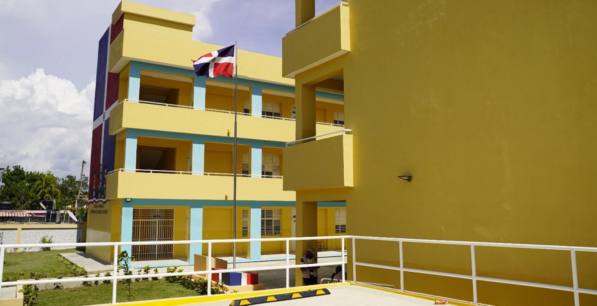  imagen presidente Luis Abinader, junto a Oscar Amargos, viceministro de Supervisi&oacute;n y Control de la Calidad en Inauguraci&oacute;n Escuela Ivelisse Prats Ram&iacute;rez de P&eacute;rez 