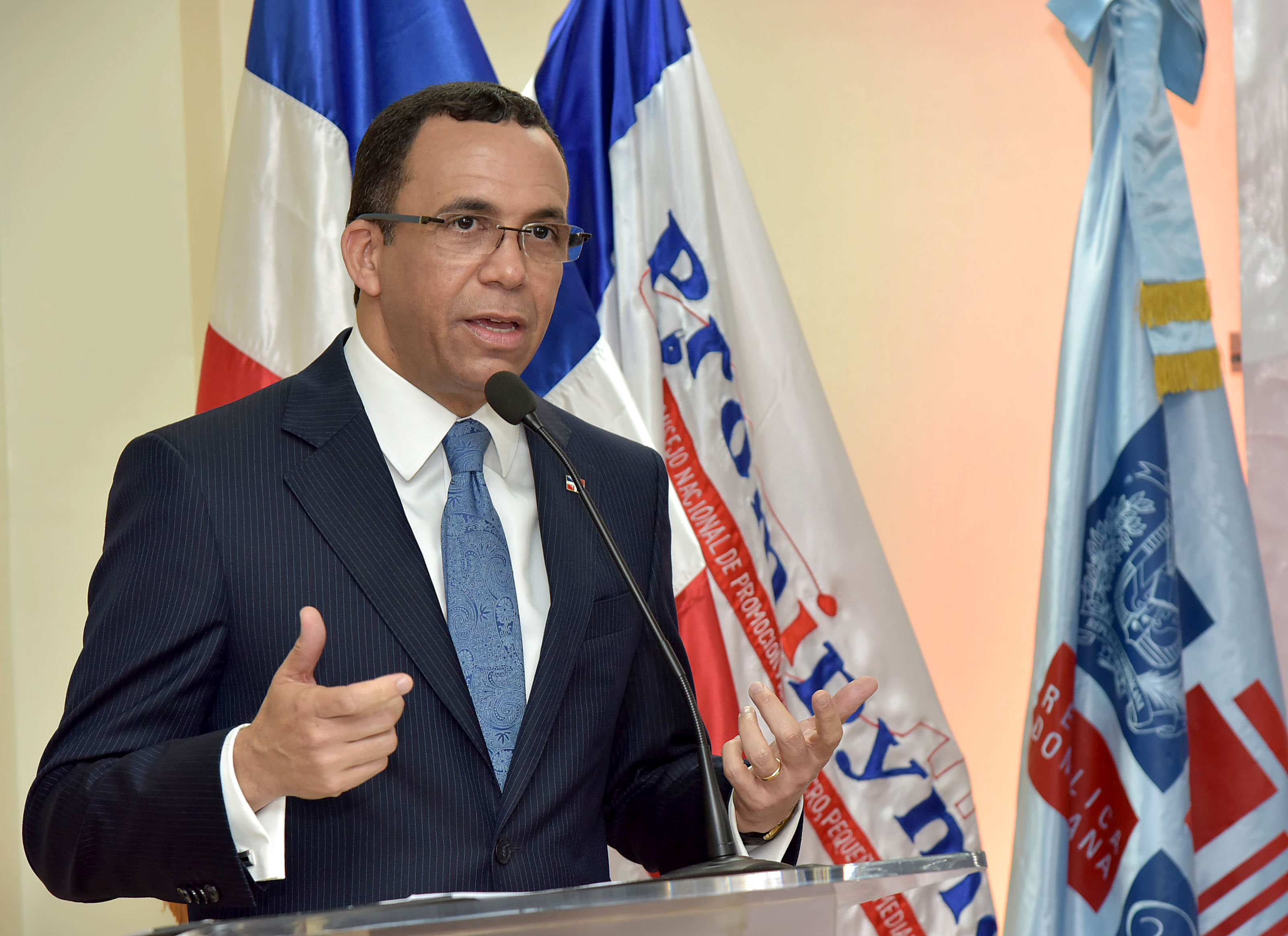  imagen Ministro Andr&eacute;s Navarro&nbsp;y directora de Banca, Solidaria&nbsp;Maira Jim&eacute;nez P&eacute;rez sentados firmando acuerdo interinstitucional&nbsp; 
