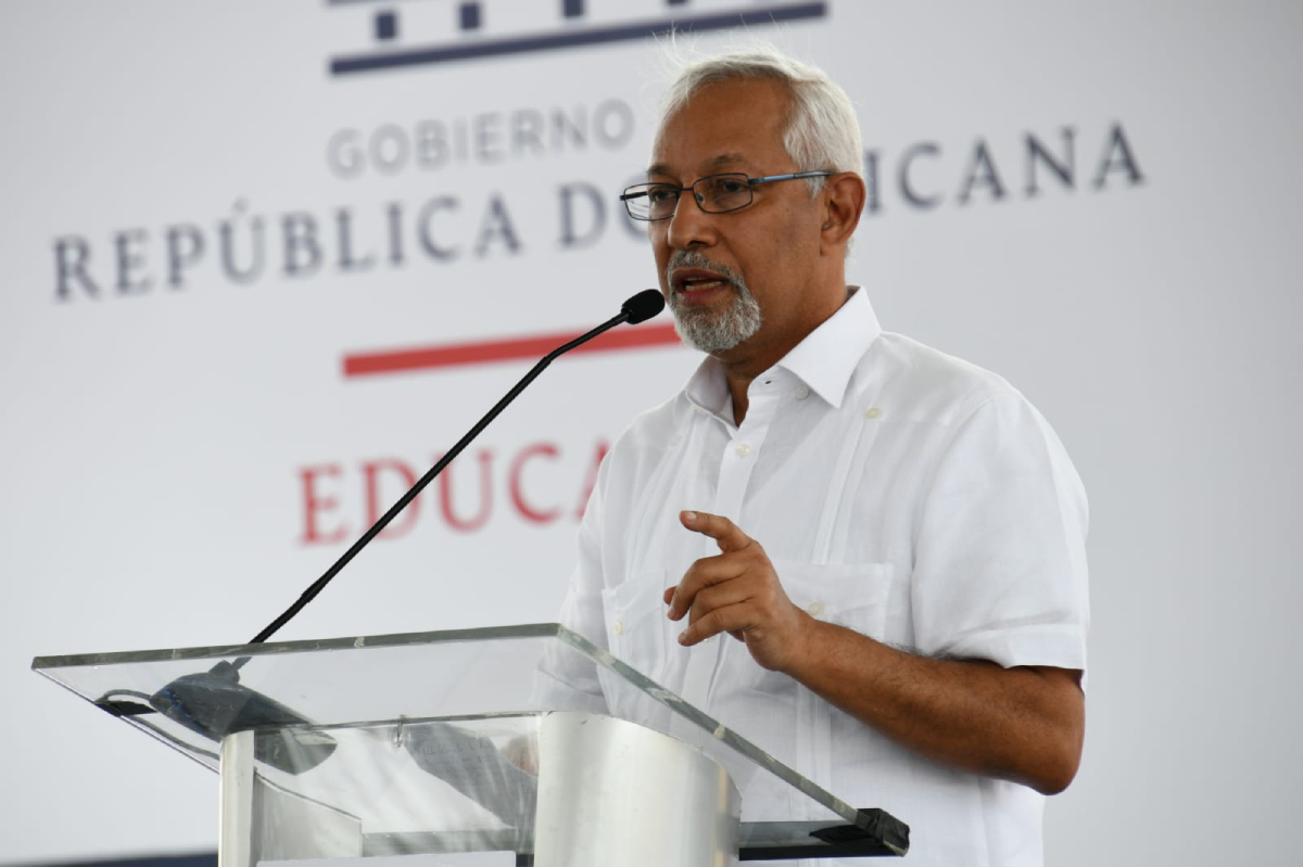  imagen Presidente Luis Abinader inaugurando escuela junto al ministro de Educaci&oacute;n, &Aacute;ngel Hern&aacute;ndez, Deligne Ascensi&oacute;n, ministro de Obras p&uacute;blicas y otras autoridades gubernamentales. 