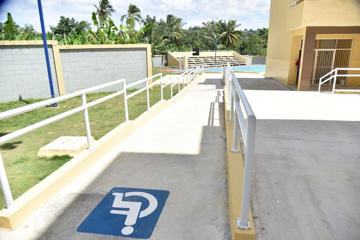  imagen El presidente Danilo Medina entregando este martes 25 varios centros educativos y tres estancias infantiles, edificadas en distintas comunidades de siete provincias de la regi&oacute;n Sur del pa&iacute;s, las cuales beneficiar&aacute;n a 10 mil 990 estudiantes. 