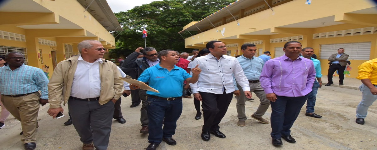  imagen Ministro de educaci&oacute;n durante recorrido de escuelas en construcci&oacute;n 