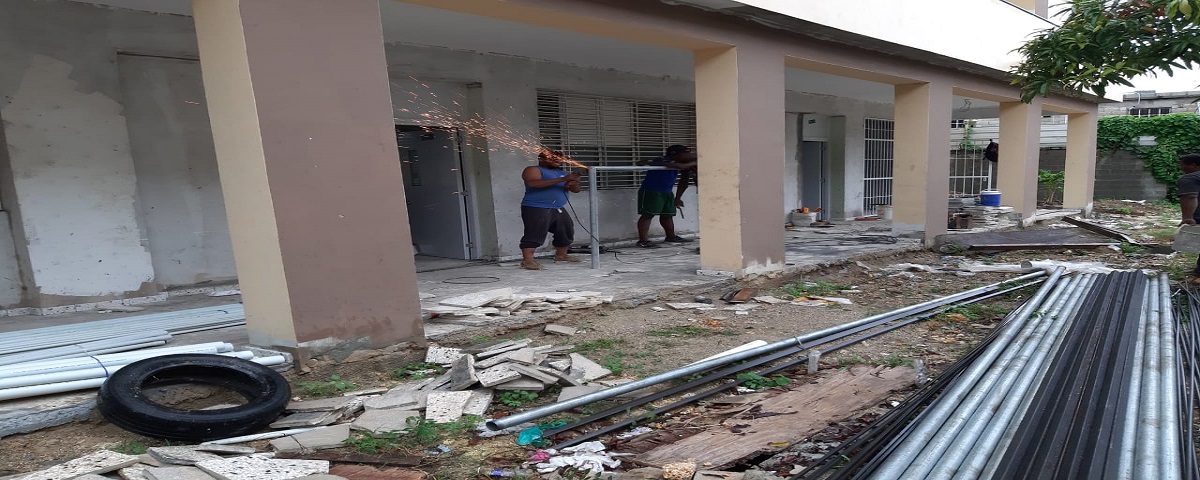  imagen Ministro de educaci&oacute;n durante recorrido de escuelas en construcci&oacute;n 