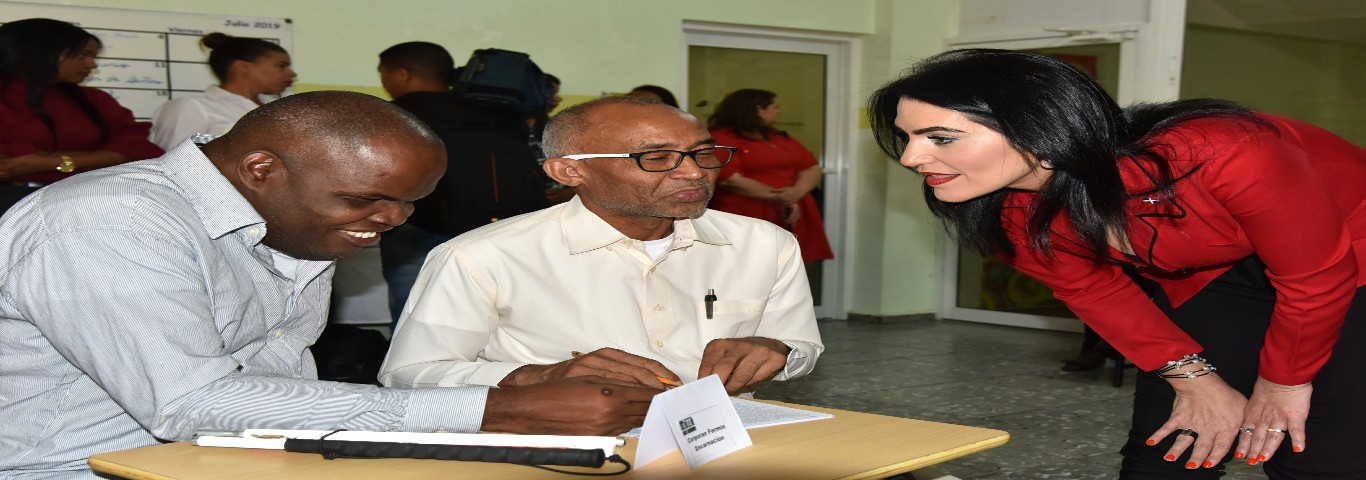  imagen Postulante durante evaluaci&oacute;n es orientada mediante lengua de se&ntilde;as. 