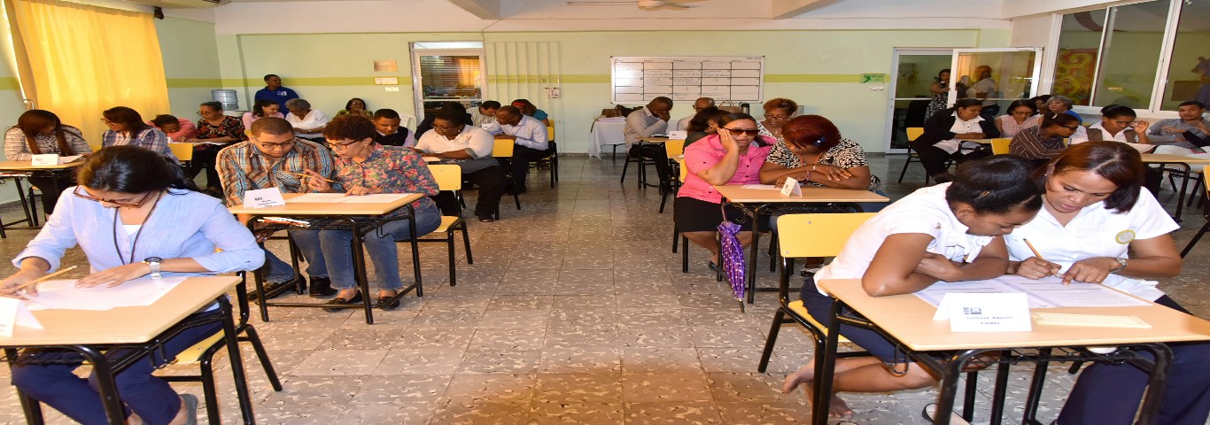  imagen Postulante durante evaluaci&oacute;n es orientada mediante lengua de se&ntilde;as. 