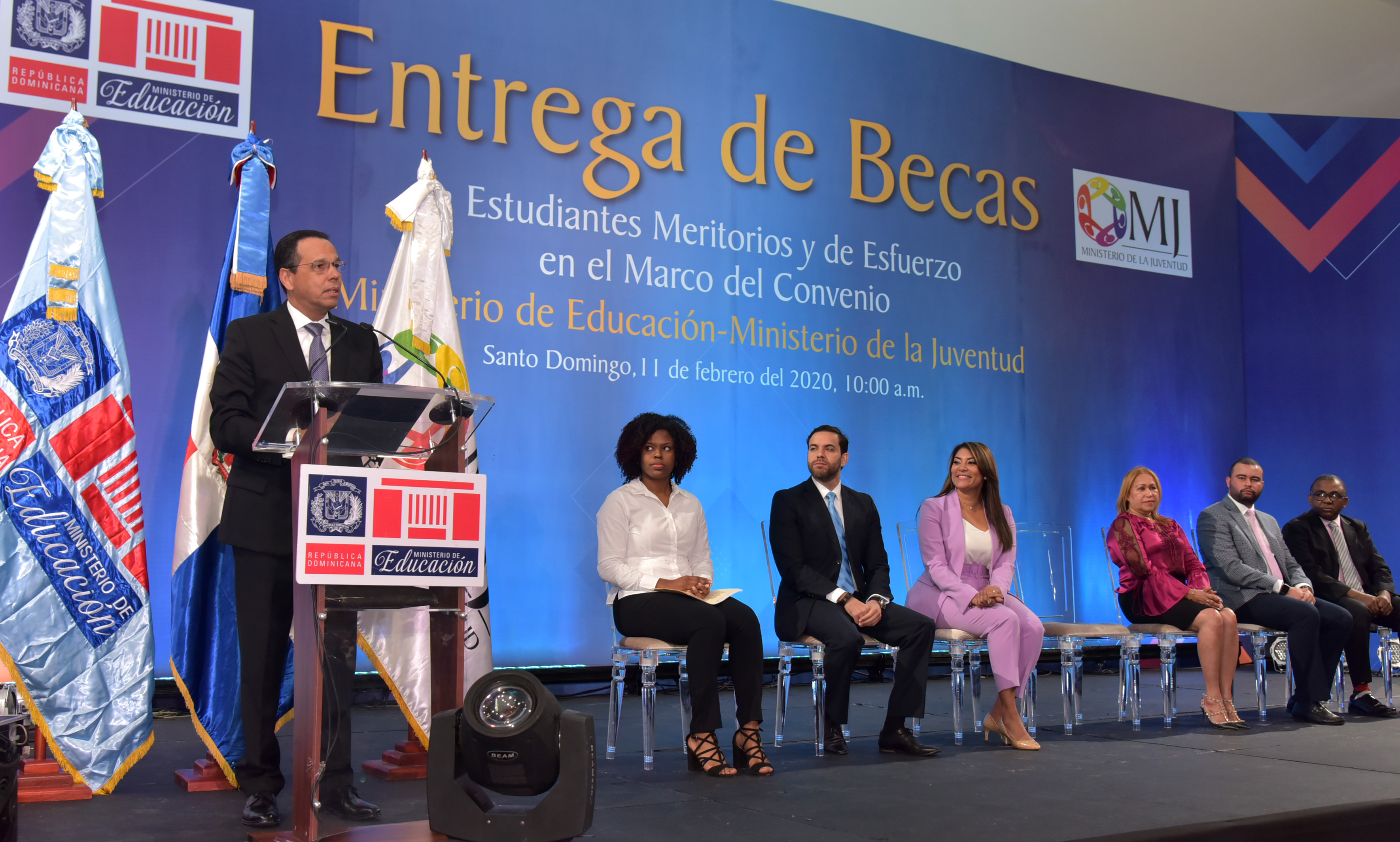  imagen Los ministros de Educaci&oacute;n, Antonio Pe&ntilde;a Mirabal, y de la Juventud, Robianny Balc&aacute;cer, en el acto de entrega de becas a estudiantes de excelencia en el marco del convenio entre el MINERD y el Ministerio de la Juventud. 