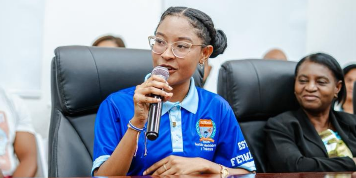  imagen Ministro De Camps entregando laptops a un grupo de estudiantes en el salon Ercilia Pepin&nbsp; 