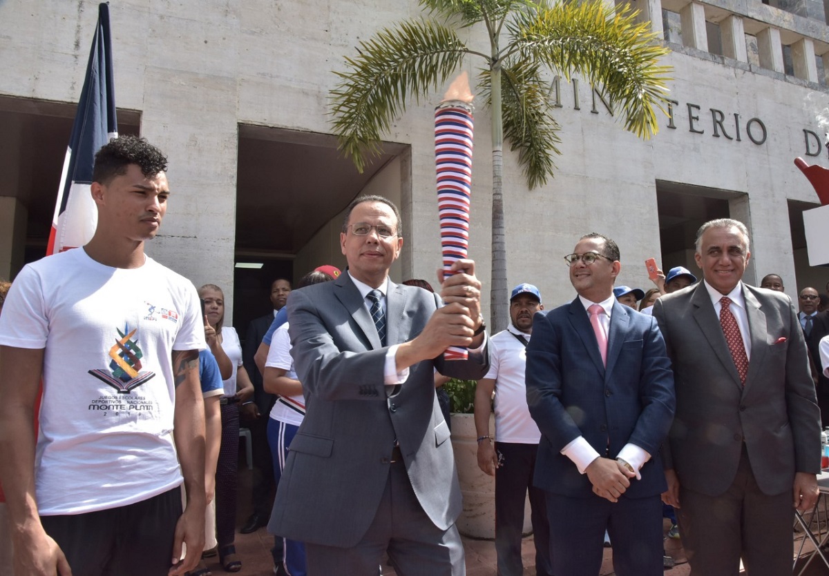  imagen Ministro Pe&ntilde;a Mirabal con la antorcha de los juegos 