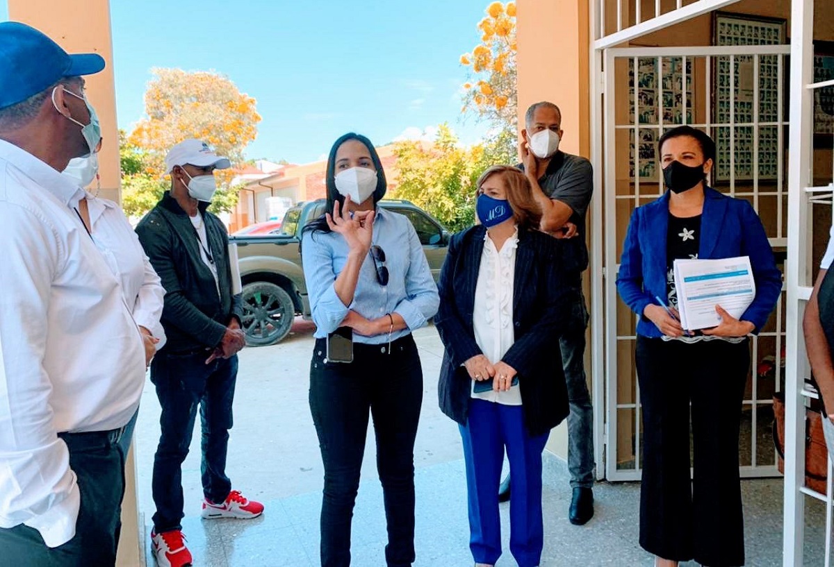  imagen La encargada de Gesti&oacute;n Humana del Ministerio de Educaci&oacute;n, Dilia Stephany Ubiera y la directora de la Regional 08 de Educaci&oacute;n, Marieta D&iacute;az
&nbsp; 