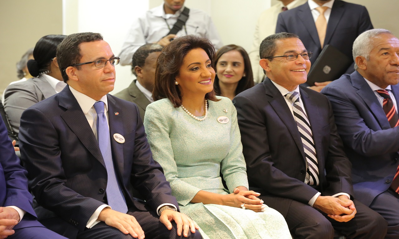  imagen Ministro de Educaci&oacute;n Andr&eacute;s Navarro junto a&nbsp;la Primera Dama de la Rep&uacute;blica C&aacute;ndida Montilla de Medina. 