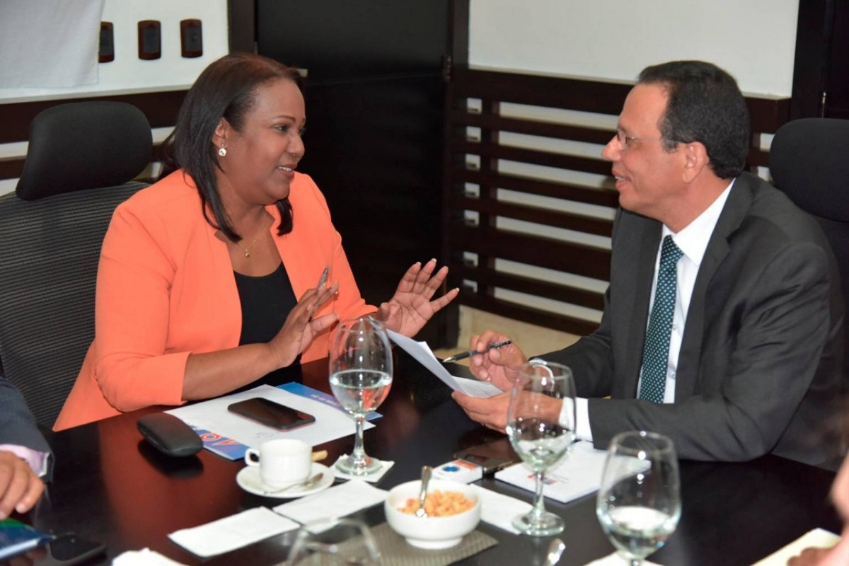  imagen Ministro Pe&ntilde;a Mirabal y presidenta de la ADP Xiomara Guante 