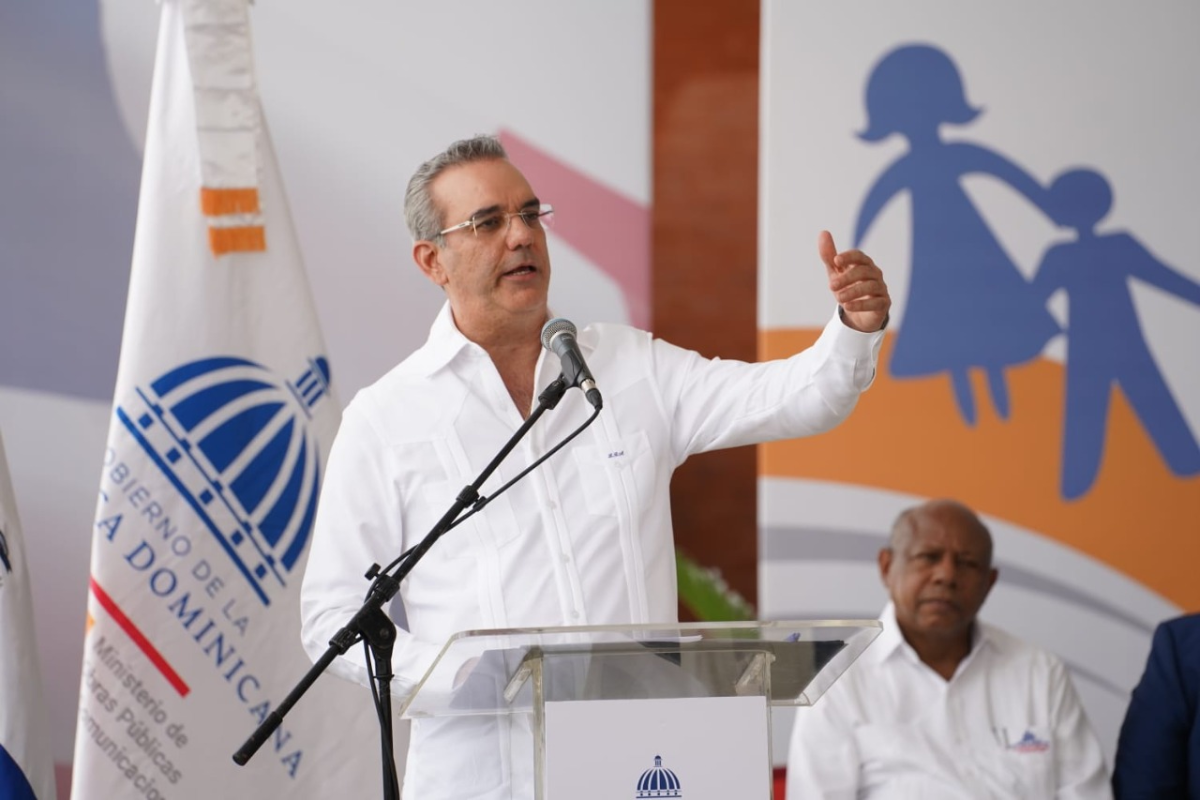 imagen Pdte. Luis Abinader junto al ministro de Educaci&oacute;n, &Aacute;ngel Hern&aacute;ndez y dem&aacute;s autoridades. 