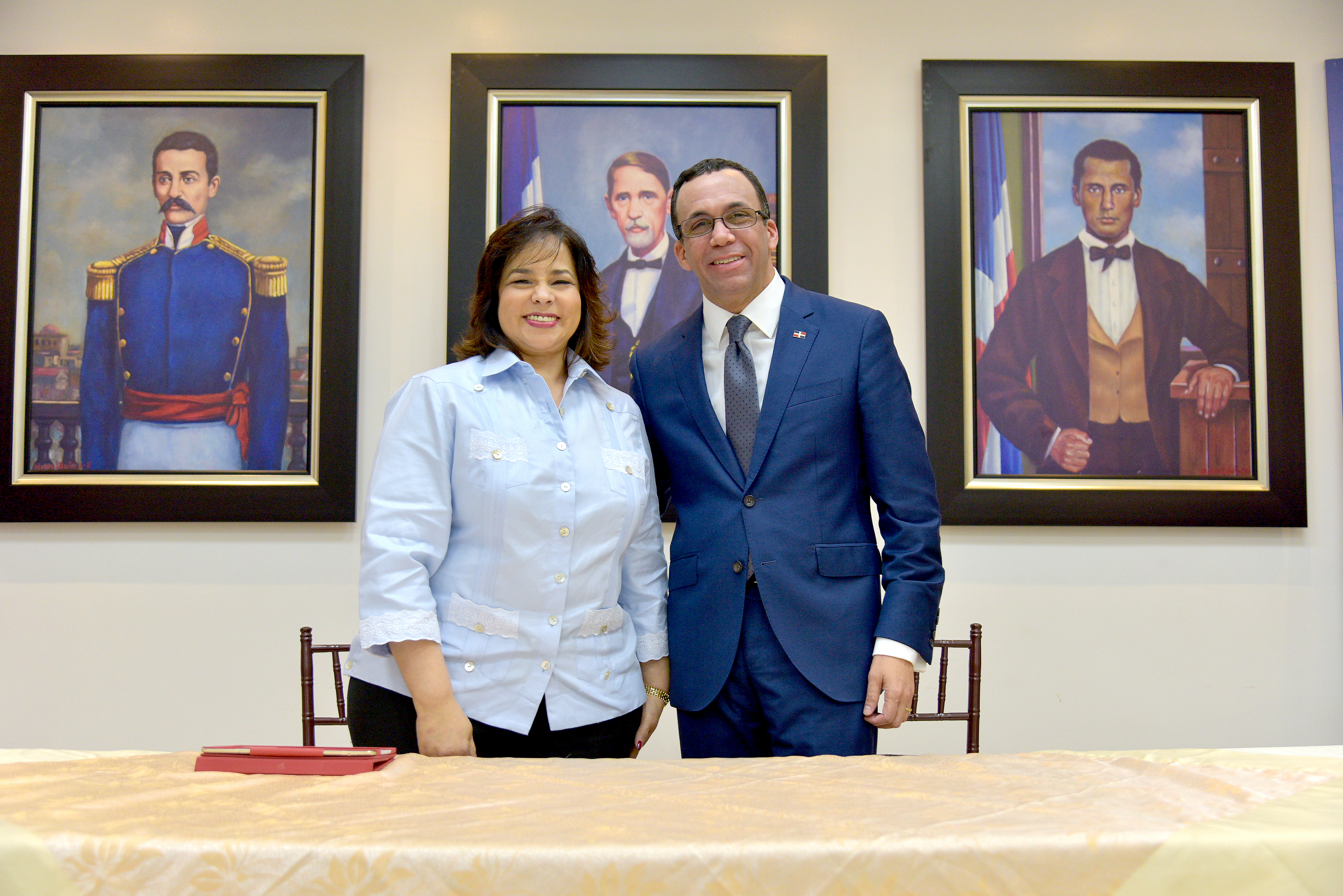  imagen Ministro Andr&eacute;s Navarro de pie desde podium al lado de Directora General de Compras y Contrataciones quien est&aacute; sentada en mesa principal dejando aperturado nuevo taller institucional&nbsp; 