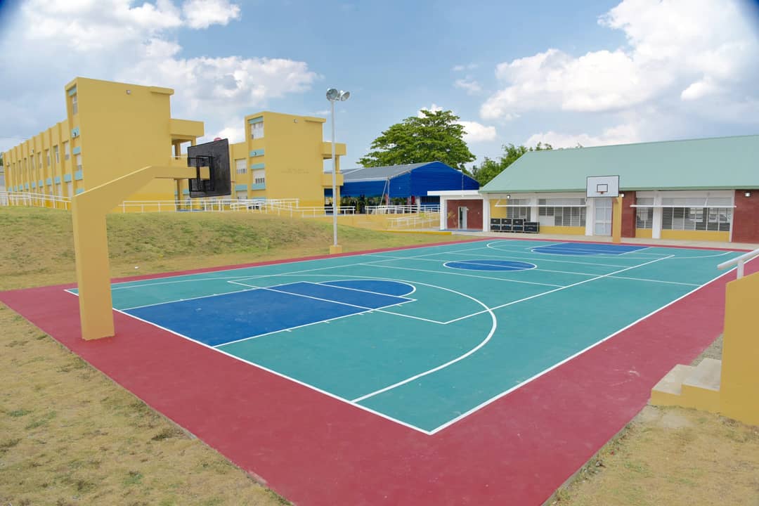  imagen Presidente Danilo Medina de pie cortando cinta junto a Ministro Antonio Pe&ntilde;a Mirabal y dem&aacute;s autoridades educativas en acto de entrega de nuevas aulas para Partido en Dajab&oacute;n&nbsp; 