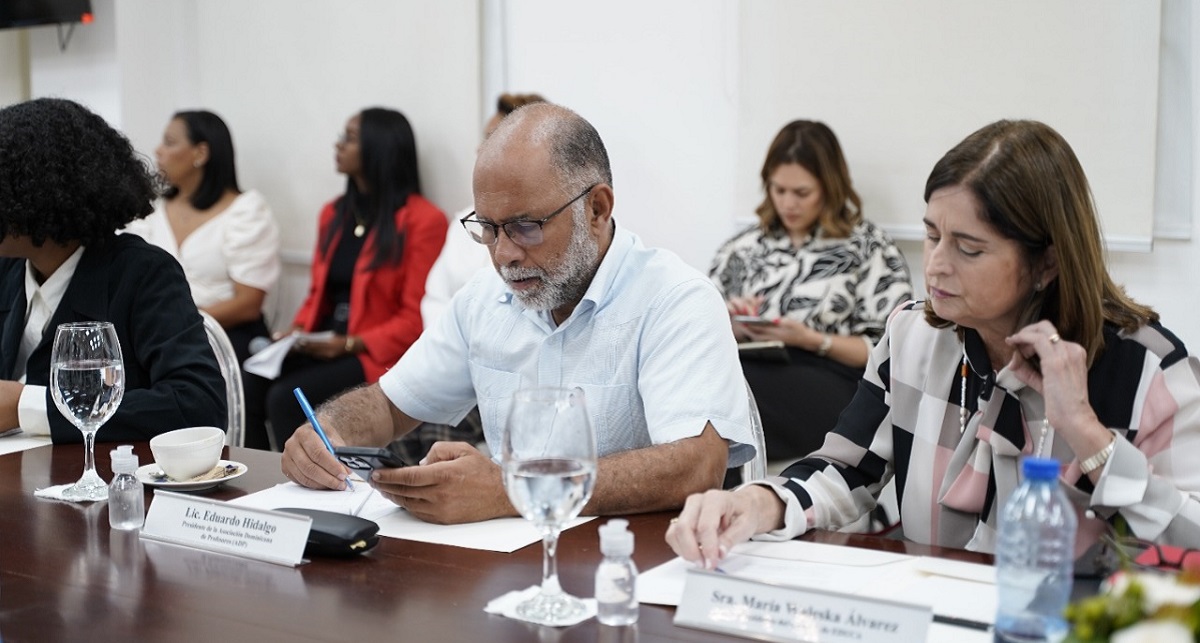  imagen Ministro de Educaci&oacute;n, &Aacute;ngel Hern&aacute;ndez reunido con el Consejo Nacional de&nbsp;Educaci&oacute;n en el&nbsp;Sal&oacute;n Ercilia Pep&iacute;n 