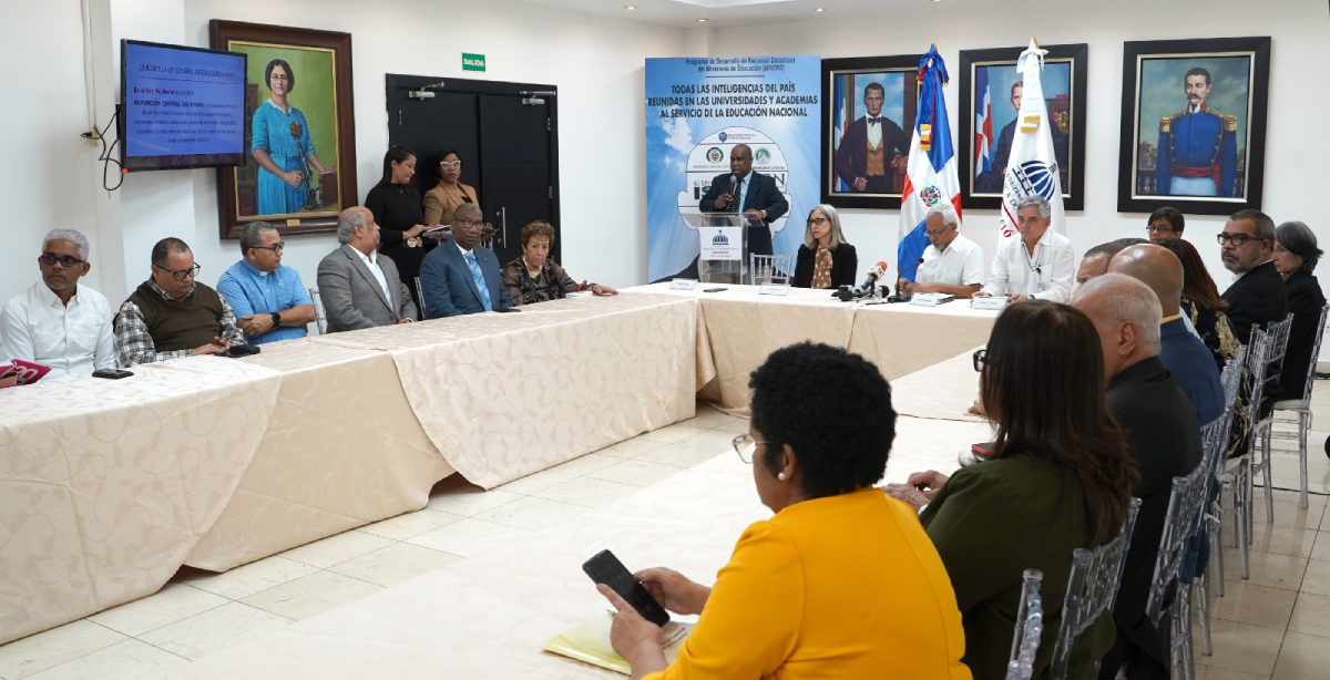  imagen Ministro de Educaci&oacute;n, &Aacute;ngel Hern&aacute;ndez en mesa de honor con autoridades gubernamentales educativas. 