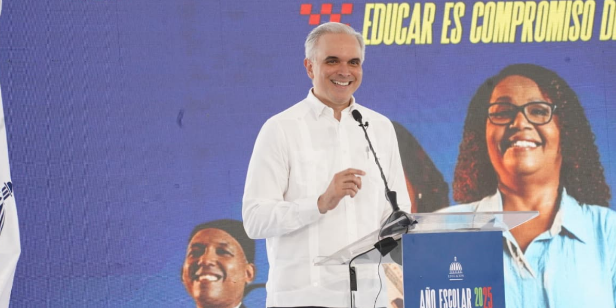  imagen Ministro De Camps, habla a los presentes en el acto. 