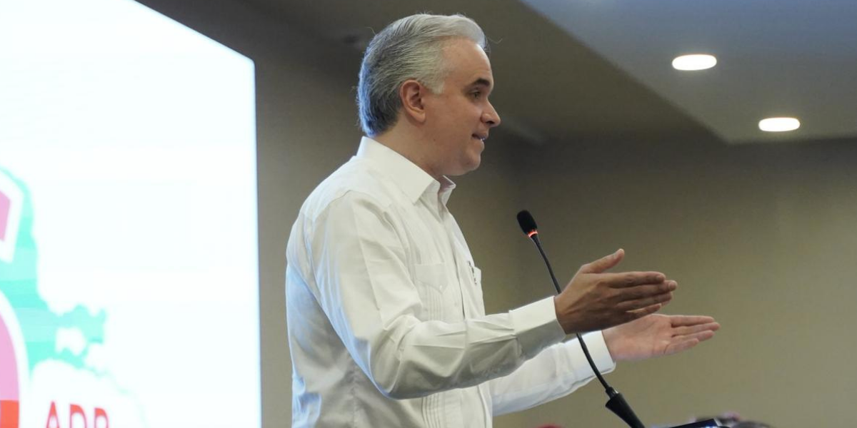  imagen ministro de Educaci&oacute;n junto a entidades de la ADP 