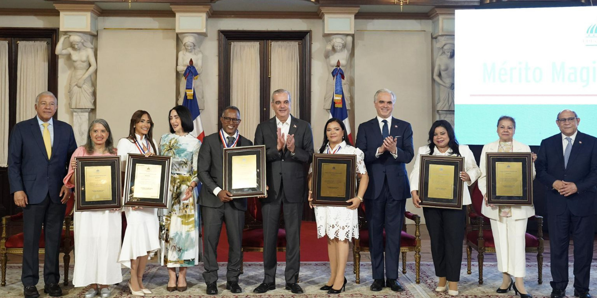  imagen El presidente de la Rep&uacute;blica, Luis Abinader, encabez&oacute; este martes la ceremonia de entrega de la Medalla al M&eacute;rito Magisterial 2026 