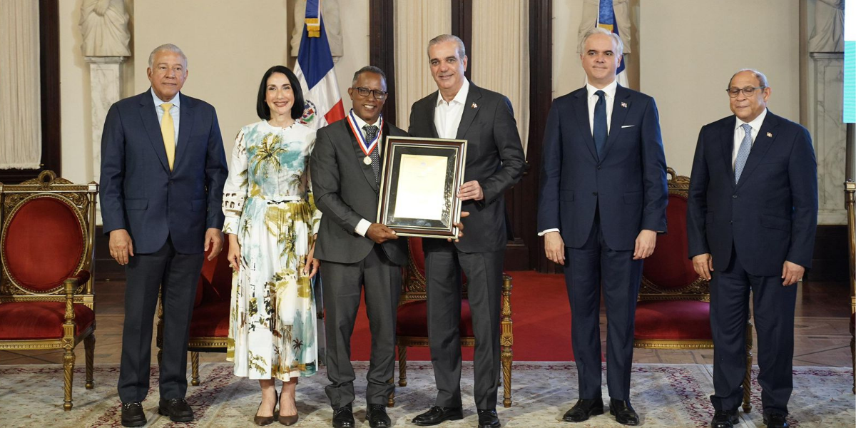  imagen El presidente de la Rep&uacute;blica, Luis Abinader, encabez&oacute; este martes la ceremonia de entrega de la Medalla al M&eacute;rito Magisterial 2026 