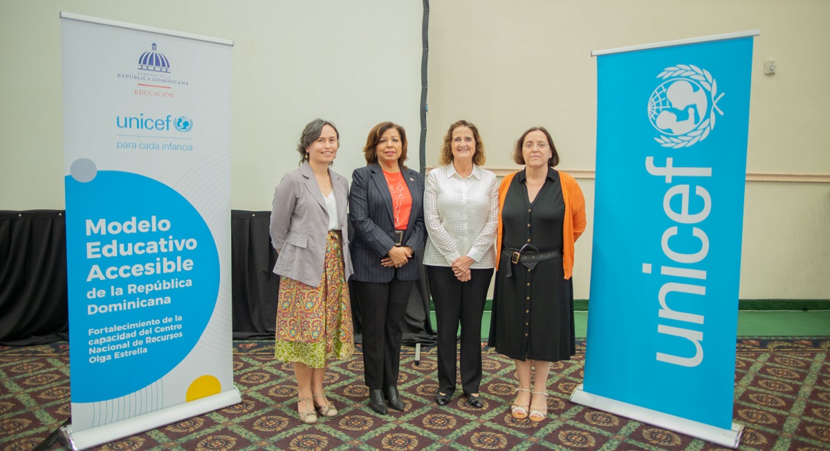  imagen MINERD y entidades de UNICEF parados posando 