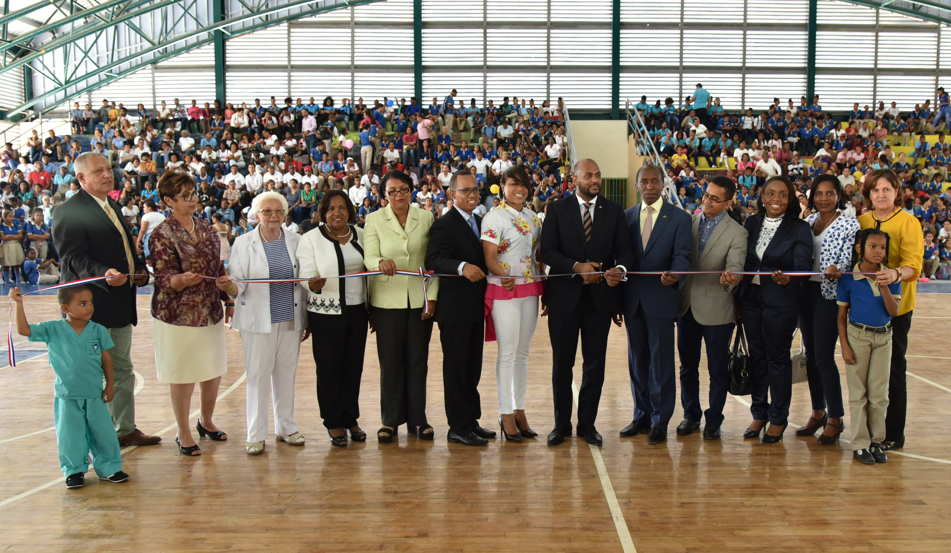  imagen Grupo de estudiantes porristas durante una de sus presentaciones. 