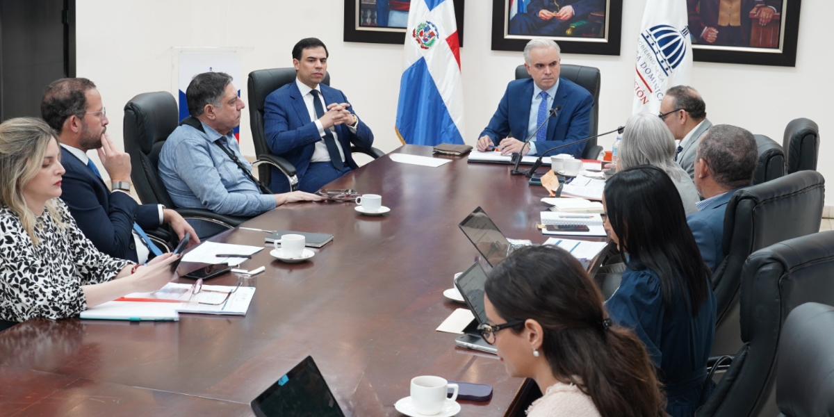  imagen Ministro de&nbsp;Educaci&oacute;n junto al Ministro de cultura y demas entidades en el salon Ercilia Pepin 