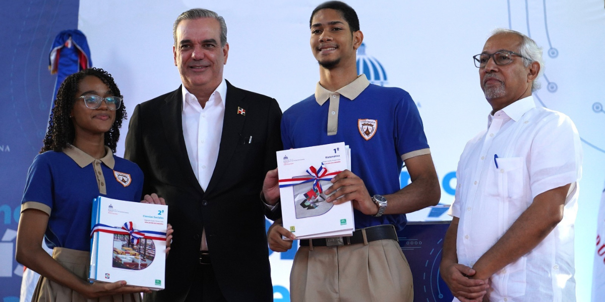  imagen Presidente de la Rep&uacute;blica, Luis Abinader Corona, y el ministro de Educaci&oacute;n, &Aacute;ngel Hern&aacute;ndez 