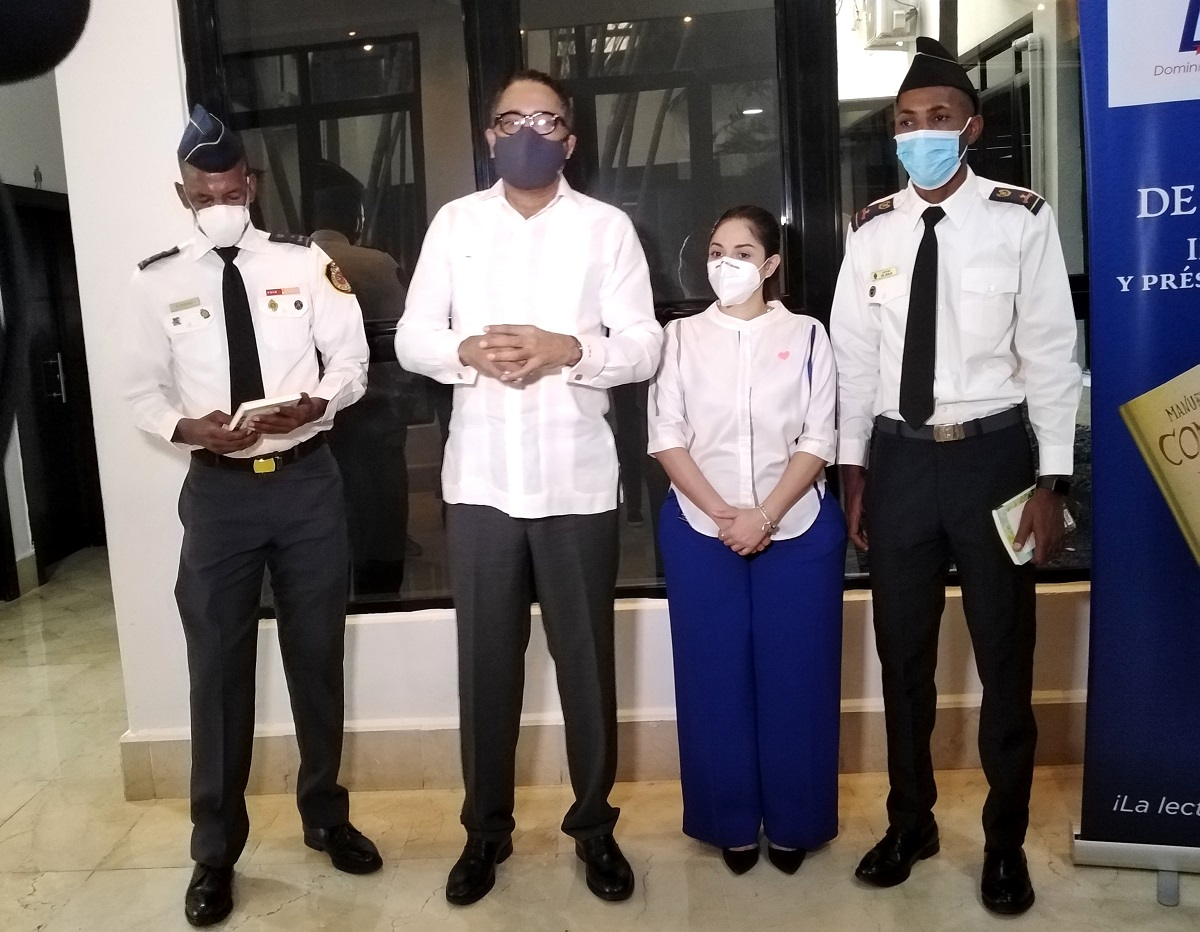  imagen Los libros fueron recibidos por Rafael Pimentel, director del&nbsp;Instituto Nacional de Bienestar Magisterial (INABIMA), Sonia Feliz, directora ARS SEMMA, Andrea Paz, Vicerrectora de Investigaci&oacute;n y Postgrado del&nbsp;Instituto Superior de Formaci&oacute;n Docente Salom&eacute; Ure&ntilde;a (ISFODOSU) y Manola Betsaida Santana, Directora Ejecutiva del Instituto Nacional de Atenci&oacute;n Integral (INAIPI).
&nbsp; 