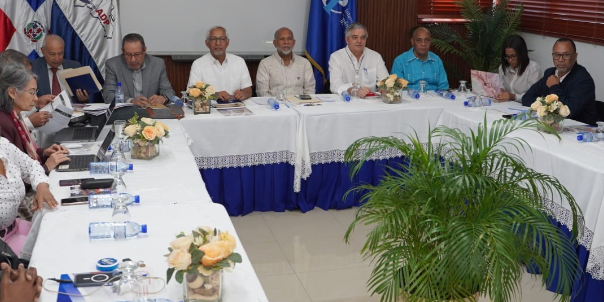  imagen Ministro de Educaci&oacute;n, &Aacute;ngel Hern&aacute;ndez y representantes de la ADP 
