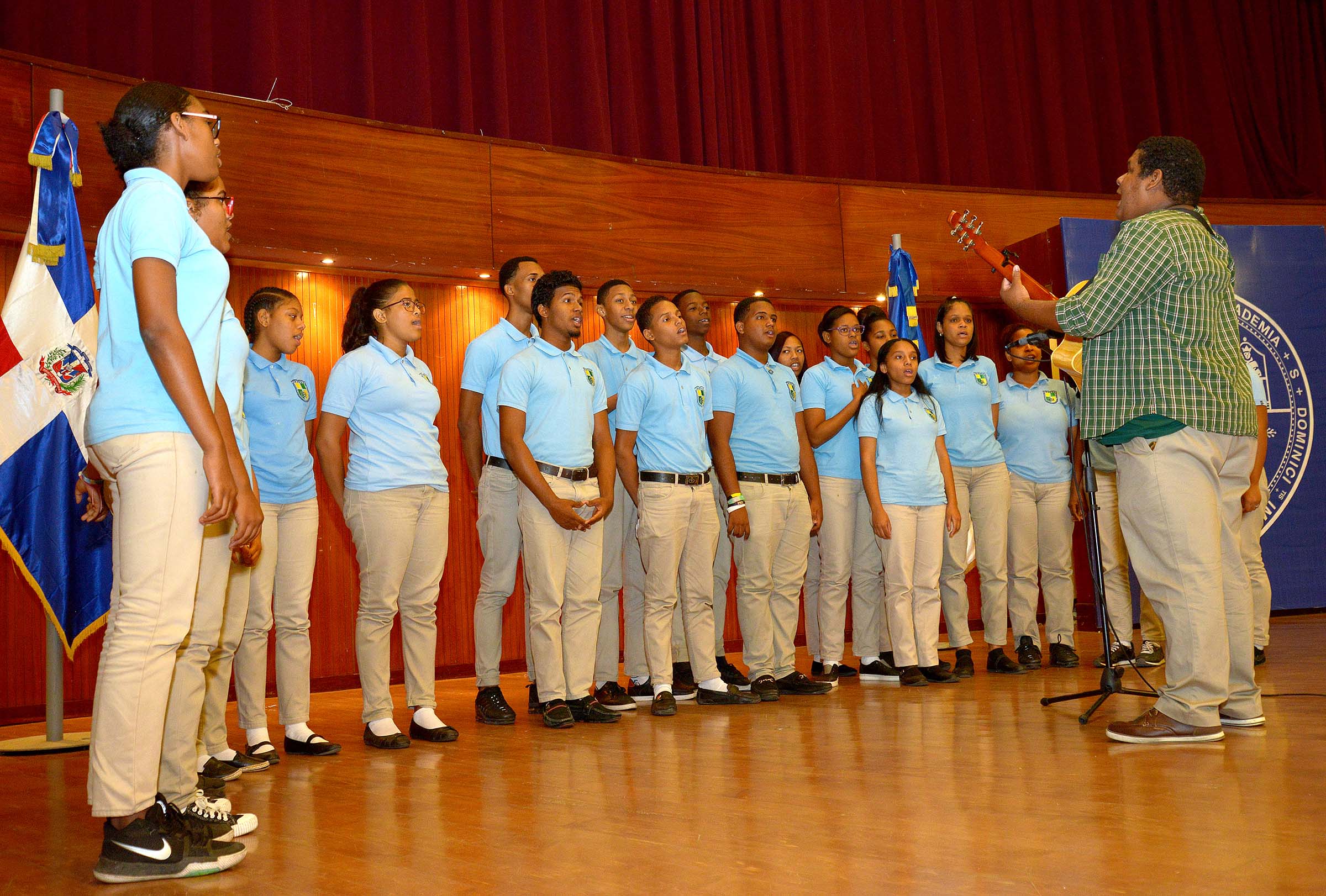 imagen Conferencista de pie en podium se dirife a estudiantes sentados 