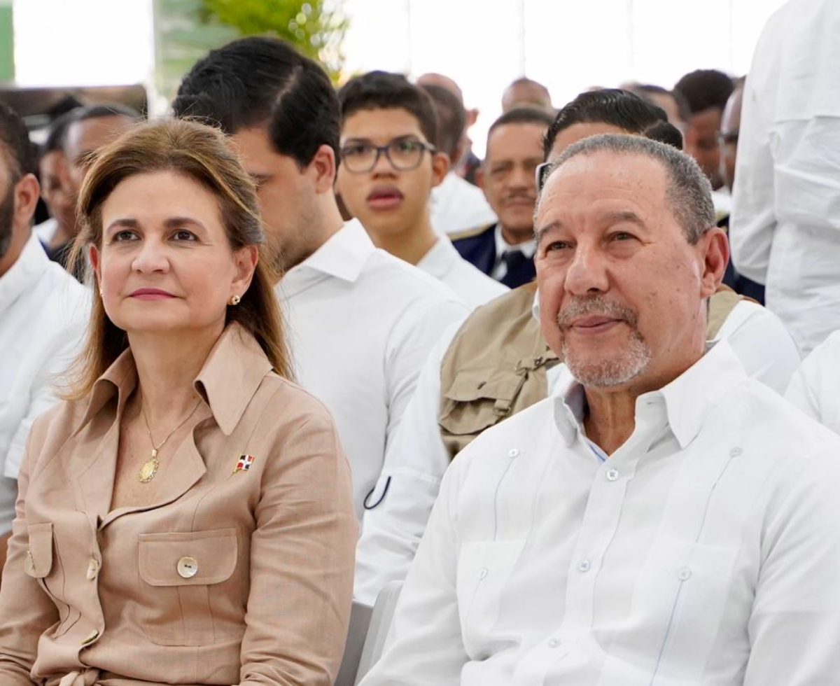  imagen Vicepresidenta de la Rep&uacute;blica, Raquel Pe&ntilde;a y viceministro de Supervisi&oacute;n y Control de la Calidad Educativa, Oscar Amarg&oacute;s participan en la ceremonia de inauguraci&oacute;n de centro escolar. 
