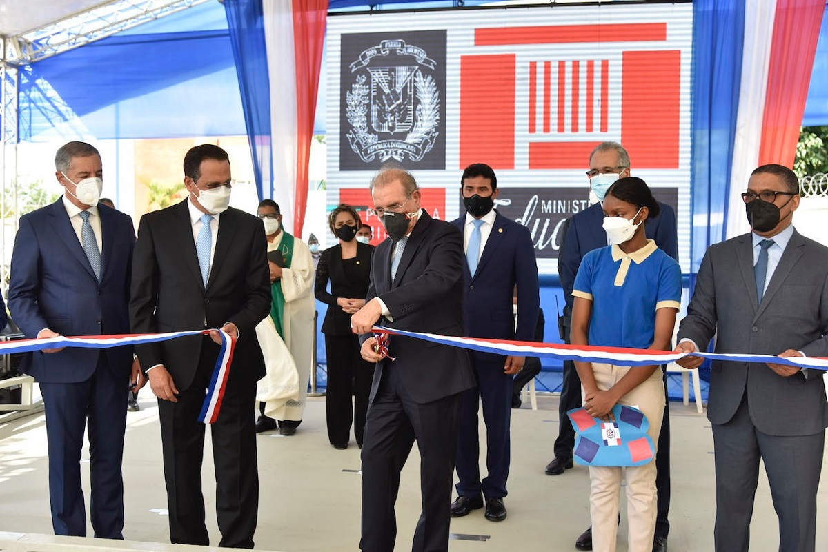  imagen El presidente Danilo Medina entregando este martes 25 varios centros educativos y tres estancias infantiles, edificadas en distintas comunidades de siete provincias de la regi&oacute;n Sur del pa&iacute;s, las cuales beneficiar&aacute;n a 10 mil 990 estudiantes. 