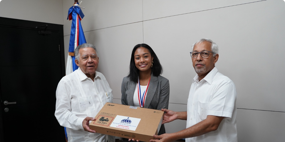  imagen &nbsp;ministro de Educaci&oacute;n, &Aacute;ngel Hern&aacute;ndez junto a estudiantes&nbsp; 