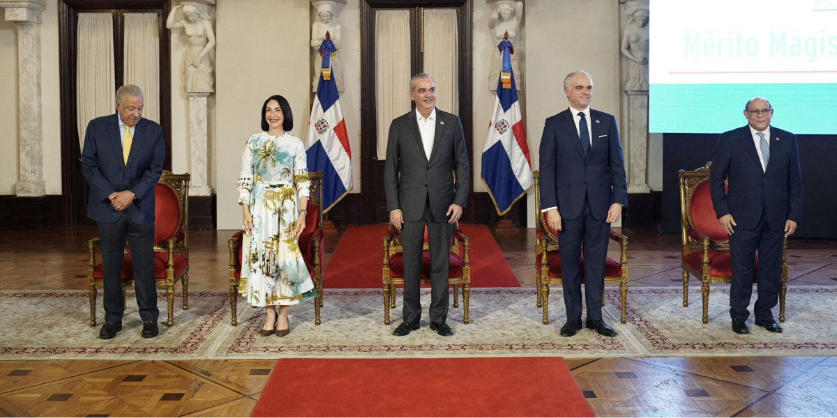  imagen El presidente de la Rep&uacute;blica, Luis Abinader, encabez&oacute; este martes la ceremonia de entrega de la Medalla al M&eacute;rito Magisterial 2026 