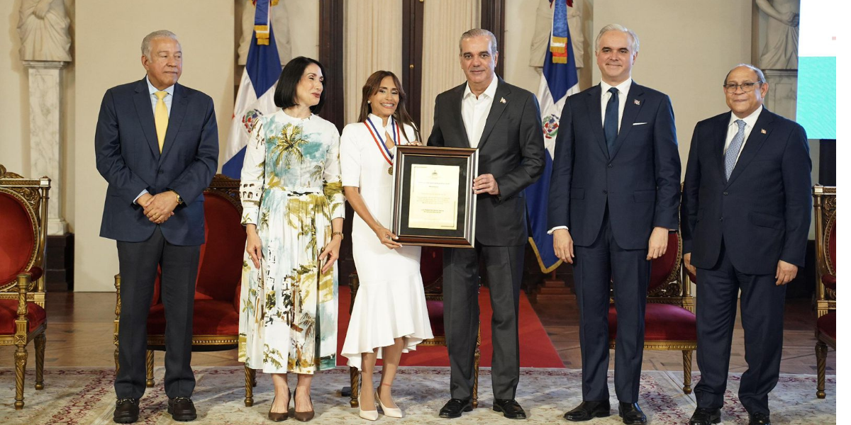  imagen El presidente de la Rep&uacute;blica, Luis Abinader, encabez&oacute; este martes la ceremonia de entrega de la Medalla al M&eacute;rito Magisterial 2026 