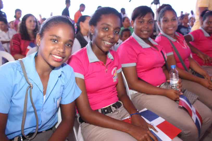  imagen Presidente Medina inaugura una estancia y un liceo en Santiago 