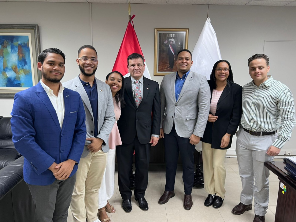  imagen Representantes de la Unidad Modelo de las Naciones Unidas del Ministerio de Educaci&oacute;n de la Rep&uacute;blica Dominicana (UMNURD). 