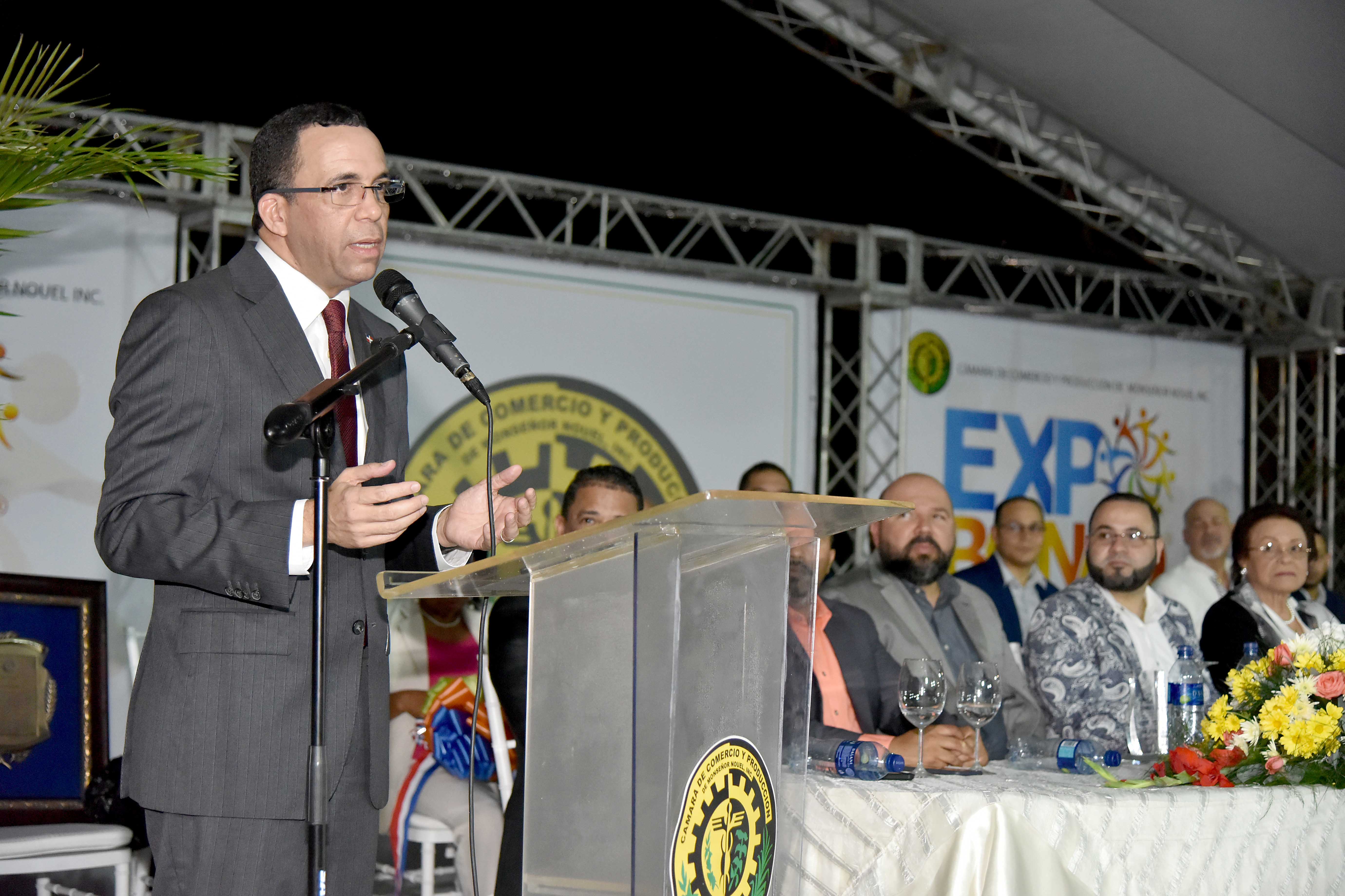  imagen Ministro Andr&eacute;s Navarro de pie conrtando cinta&nbsp;&nbsp;en la apertura de la XX Expo Bonao 2018 junto a autoridades de la provincia Monse&ntilde;or Nouel 