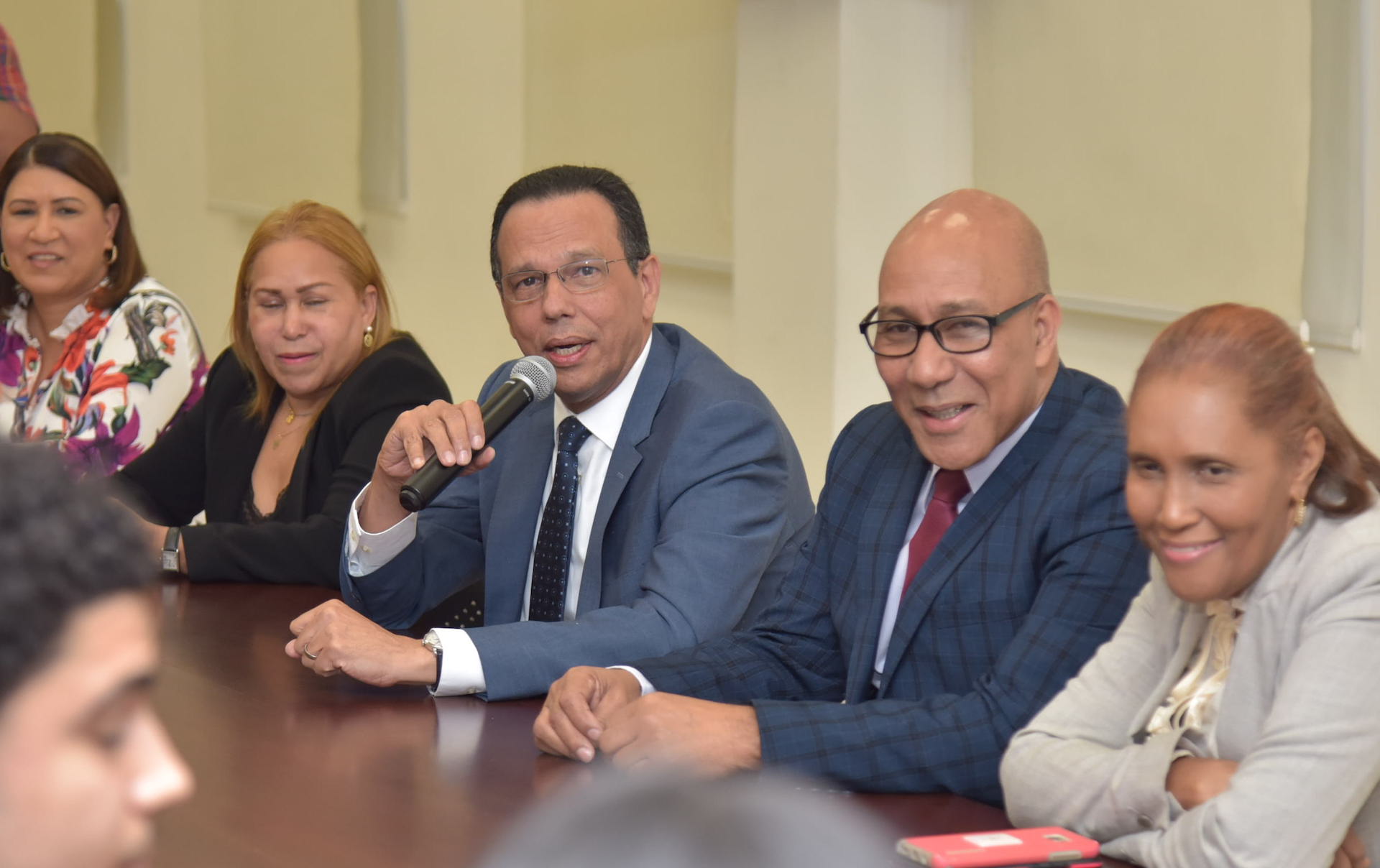  imagen Ministro de Educaci&oacute;n, Antonio Pe&ntilde;a Mirabal, recibi&oacute; la visita de 23 estudiantes del Boston College de Estados Unidos, quienes se encuentran el pa&iacute;s para conocer sobre la cultura y el sistema educativo p&uacute;blico y privado de la Rep&uacute;blica Dominicana 