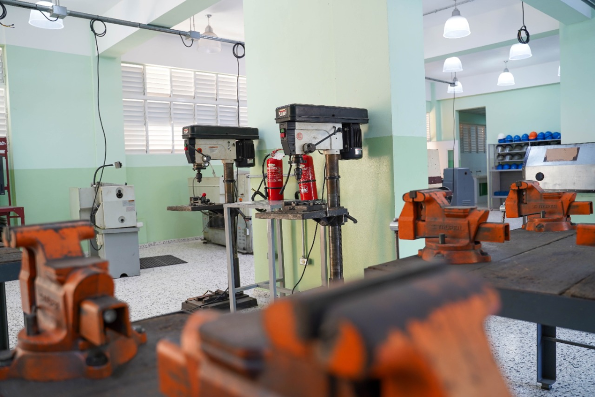  imagen Presidente y ministros de Educaci&oacute;n y Obras P&uacute;blicas entregan seis talleres t&eacute;cnicos en el Instituto Polit&eacute;cnico Industrial Don Bosco Salesiano, en Santiago. 