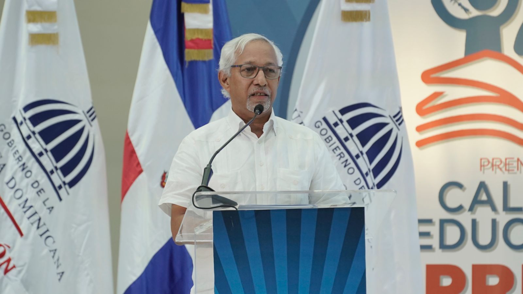  imagen La vicepresidenta de la Rep&uacute;blica Dominicana, Raquel Pe&ntilde;a&nbsp; junto a los ministros de Educaci&oacute;n, &Aacute;ngel Hern&aacute;ndez, y de Administraci&oacute;n P&uacute;blica, Dar&iacute;o Castillo Lugo. 