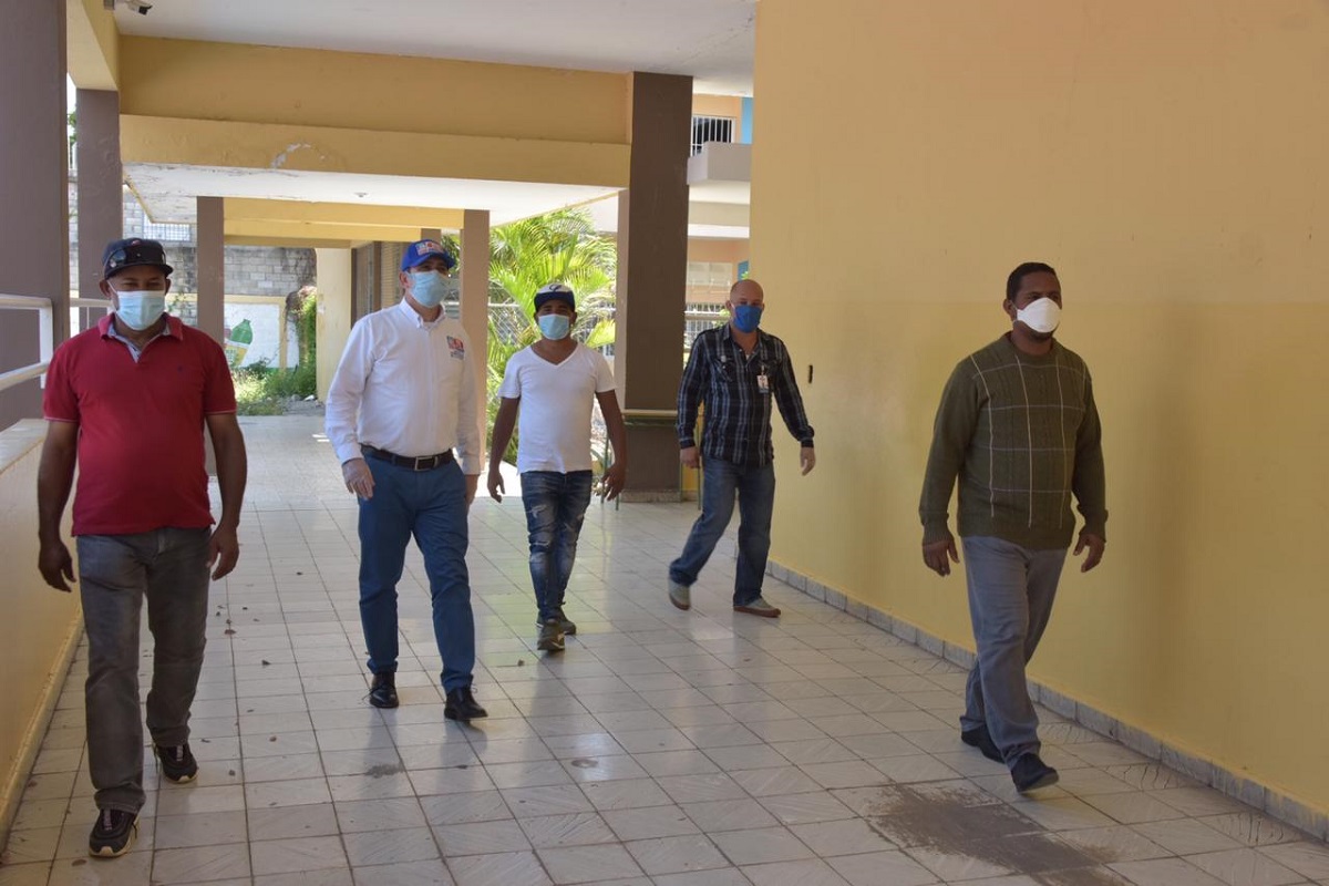  imagen Personal del MINERD&nbsp;entrega de kits de alimentos para estudiantes de Jornada Escolar Extendida&nbsp; 