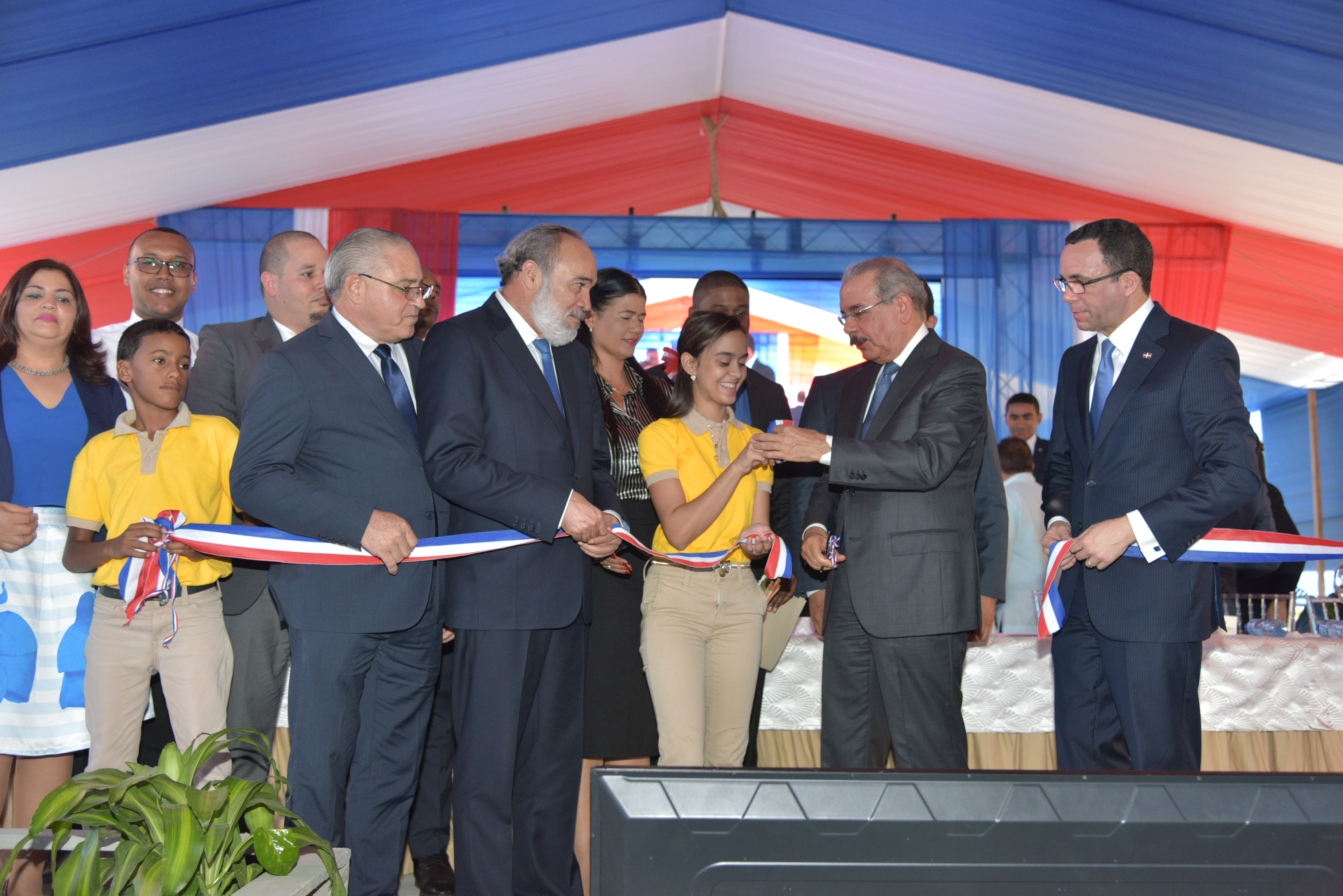 imagen Presidente Danilo Medina de pie junto a Ministro Andr&eacute;s Navarro, Francisco Pagan y demas autoridades educativas cortando cinta dejando inaugurado nuevo polit&eacute;cnico en municipio Esperanza 