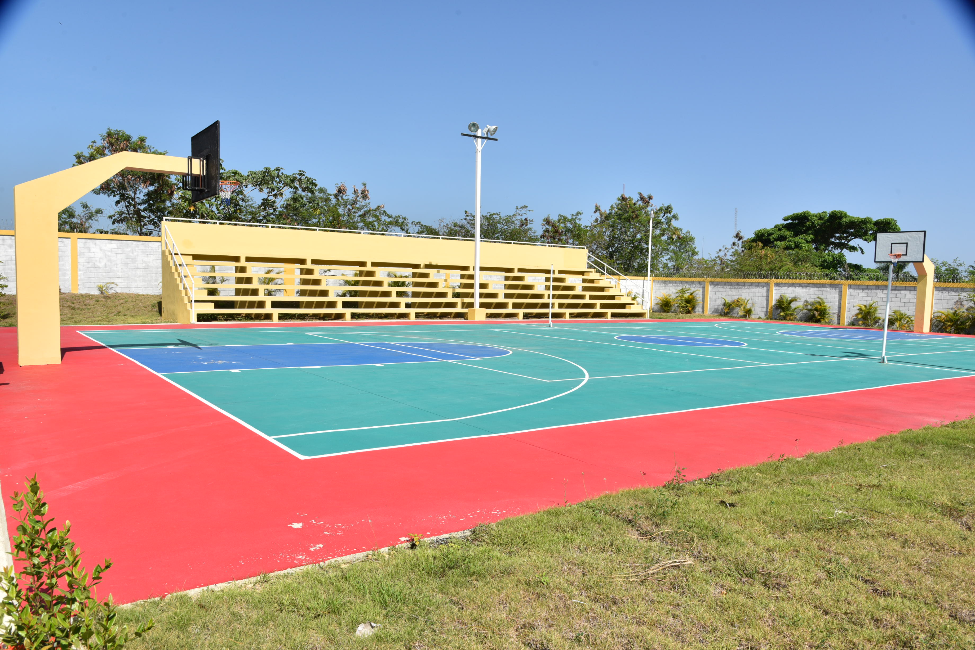  imagen Presidente Danilo Medina de pie cortando cinta acompa&ntilde;ada del Ministro Antonio Pe&ntilde;a Mirabal y dem&aacute;s autoridades educativas en entrega&nbsp;un moderno centro educativo que albergar&aacute; a otros 945 estudiantes en el municipio Santo Domingo Norte. 