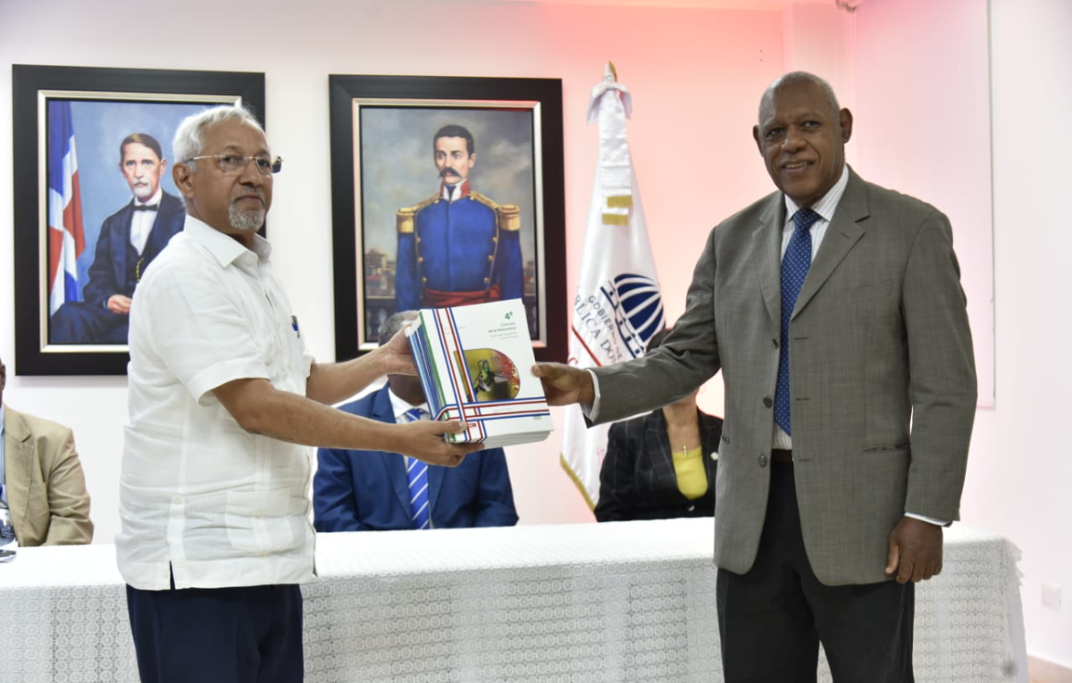  imagen Ministro de Educaci&oacute;n, &Aacute;ngel Hern&aacute;ndez recibe libros de textos en presencia de autoridades educativas.&nbsp; 