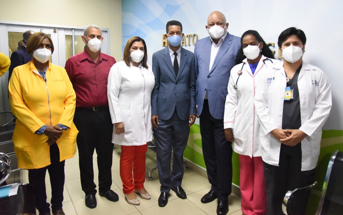  imagen El ministro de Educaci&oacute;n Roberto Fulcar visitando a los ni&ntilde;os pacientes de oncolog&iacute;a del hospital Robert Reid Cabral 