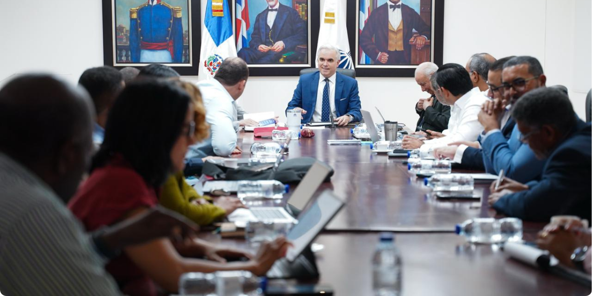  imagen ministro de Educaci&oacute;n, Luis Miguel De Camps, en el salon Ercilia Pepin con la Comisi&oacute;n Especial para la Apertura del A&ntilde;o Escolar&nbsp; 